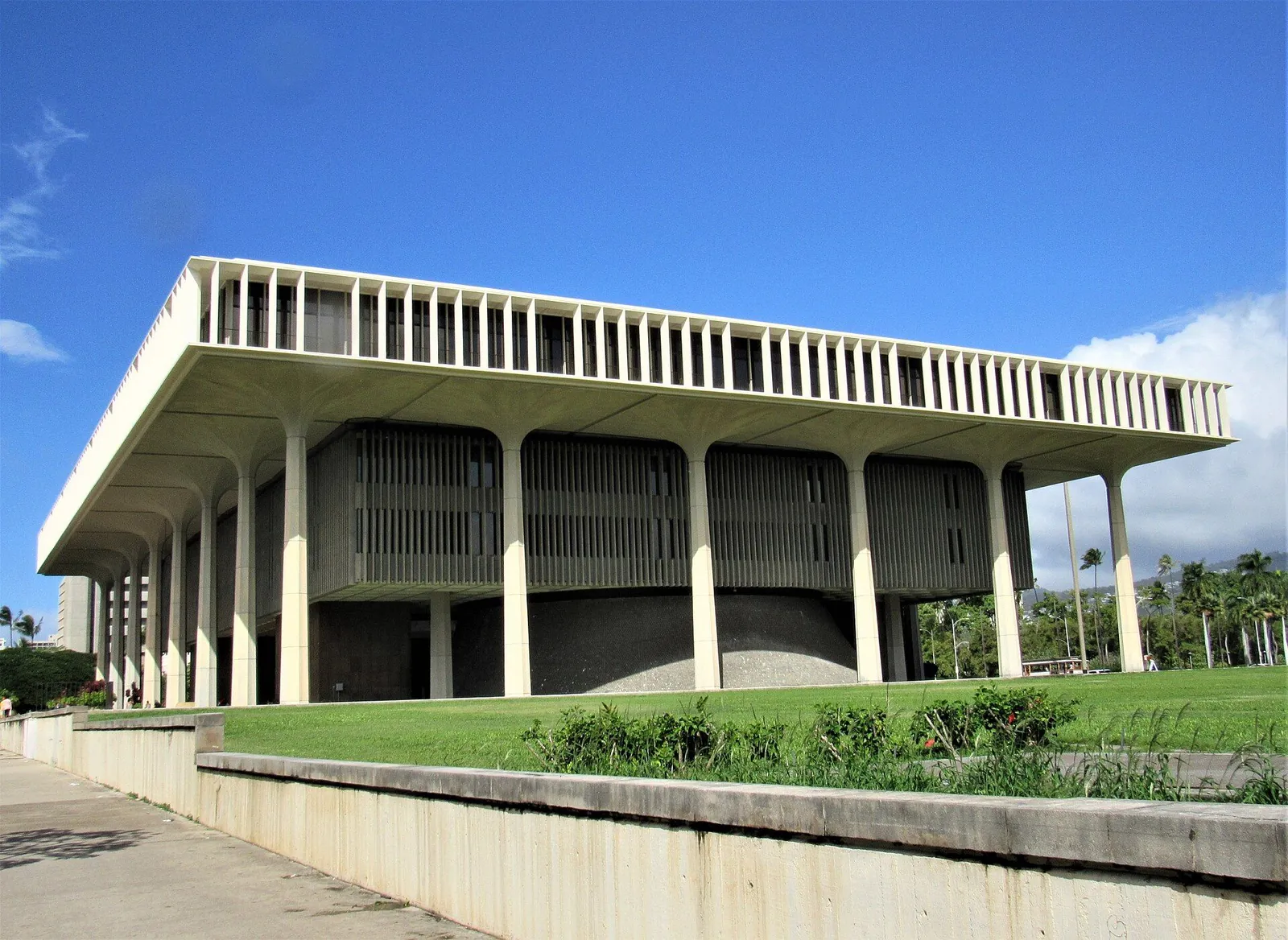 The front of the Hawaiʻi State Capitol